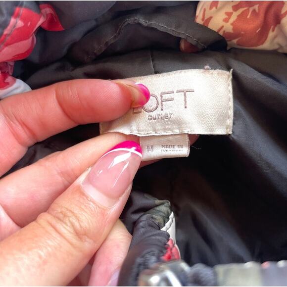 Loft Floral Quilted Puffer Vest Red & Pink Roses on Black - Size M - Picture 8 of 11